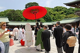 結婚式を挙げた新郎新婦